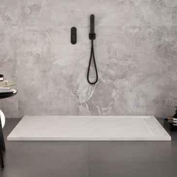 Weiße Duschwanne aus Kunstharz mit seitlichem Lochgitter