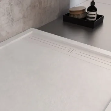 Weiße Duschwanne aus Kunstharz mit seitlichem Lochgitter