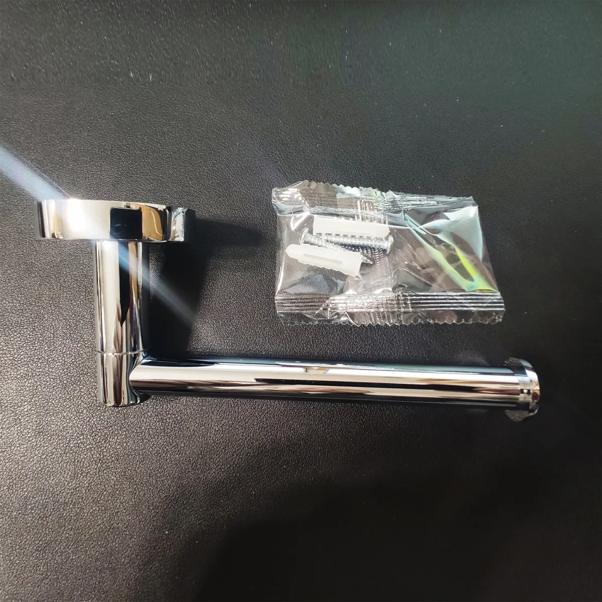 Porte-papier hygiénique design en acier chromé