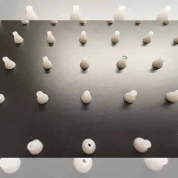 Schwarze Duschsäule mit 2-Auslass-Mischer, 20x20 Duschkopf und Este Black ABS-Handbrause