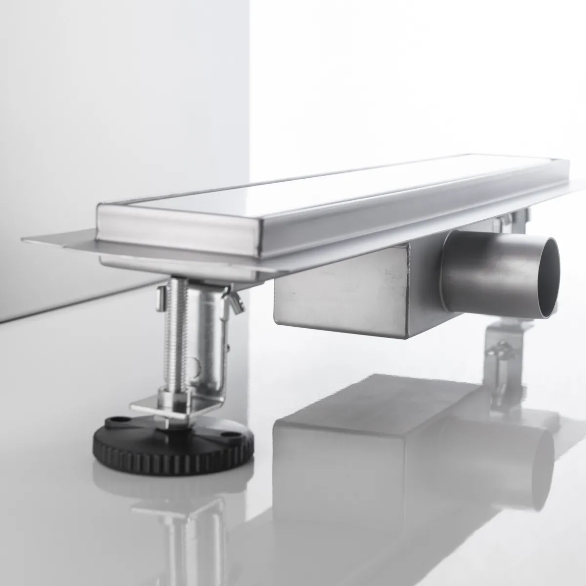 Bodenebene Duschrinne mit Leitungen