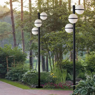 Lampadaire Pole ORBIT avec sphère en aluminium noir et diffuseur acrylique led intégré