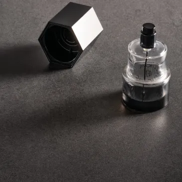 Hängender Badezimmerschrank 55 cm mit Spiegel, Beton, Holz und FACILE Lava