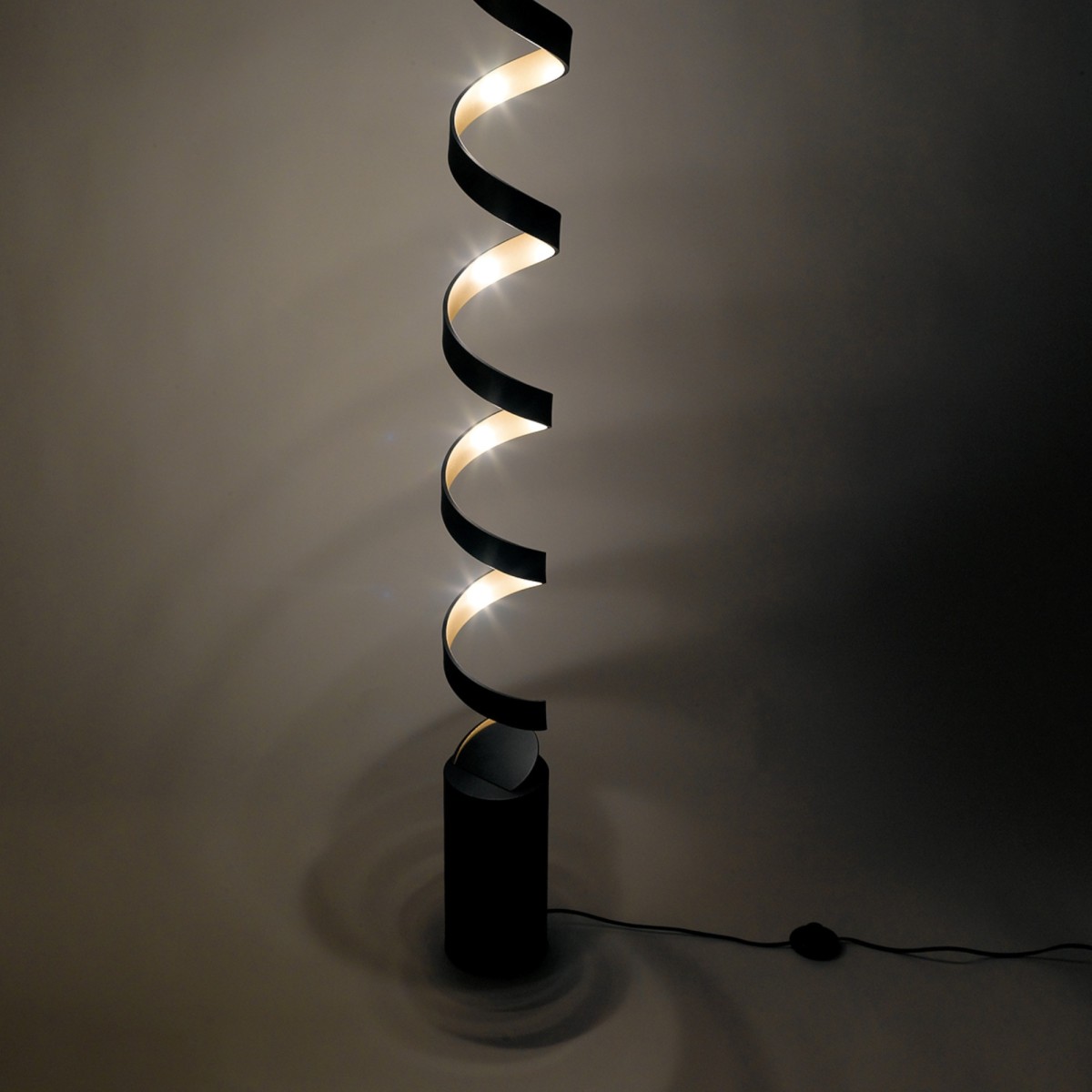 Piantana lampada da terra 30W a led nero SPIRAL. Acquista...