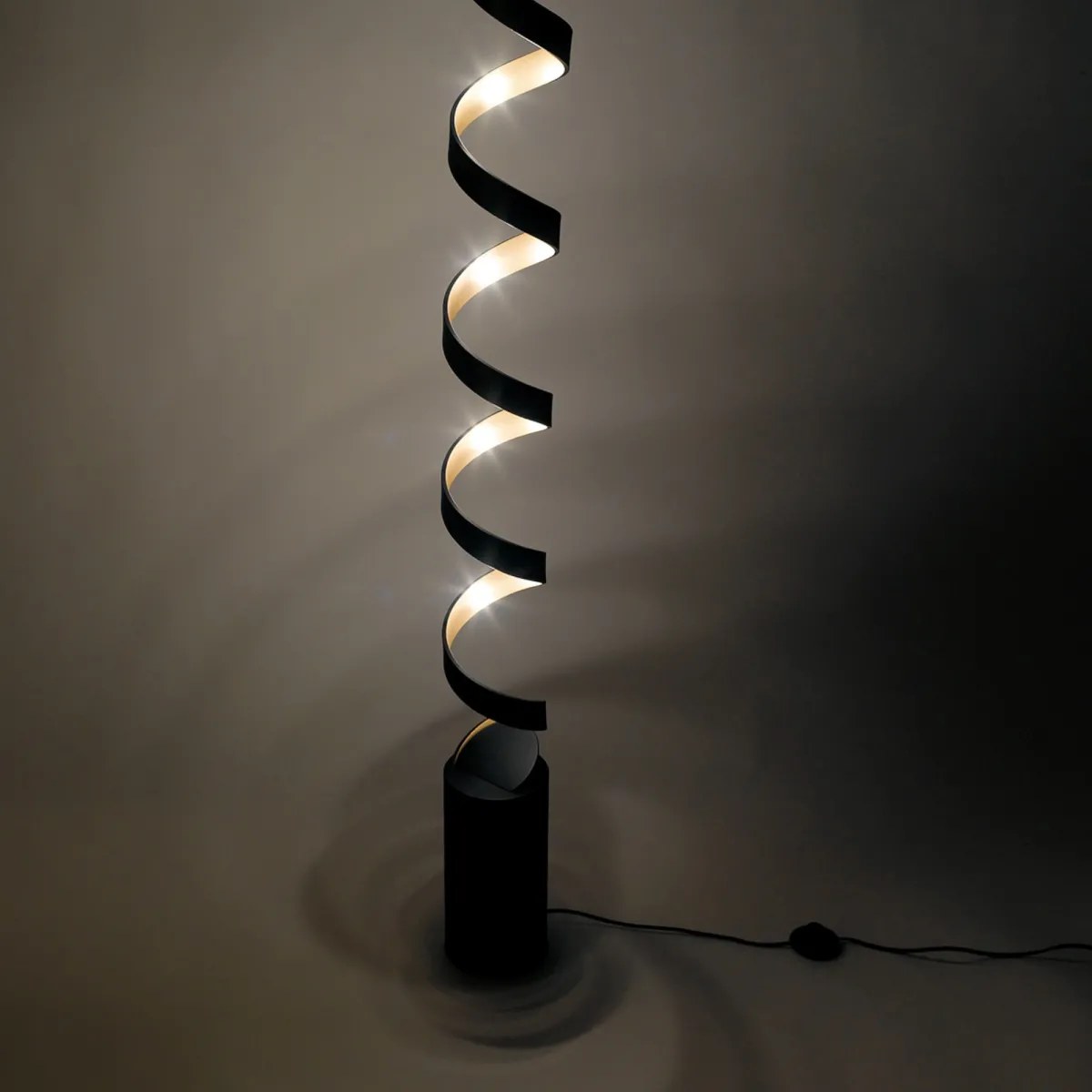Piantana lampada da terra 30W a led nero SPIRAL. Acquista...