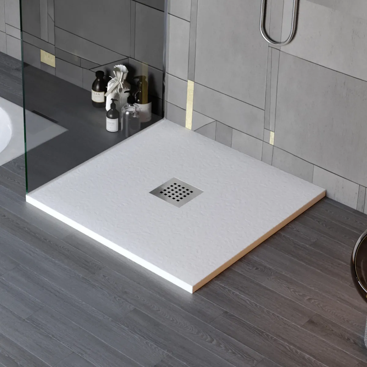 Receveur de douche en résine de marbre gris clair avec trou au centre de la pierre