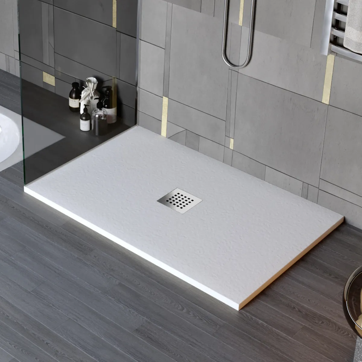 Receveur de douche en résine de marbre gris clair avec trou au centre de la pierre