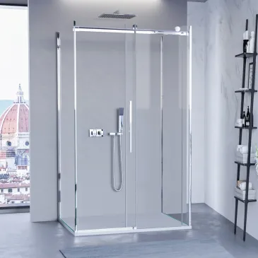 Soluzione arredo bagno con box doccia a tre lati vetro trasparente con trattamento anticalcare, stile minimalista.
