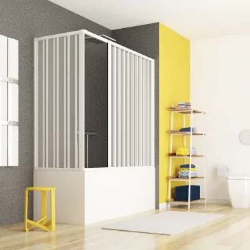 Au-dessus de la baignoire en PVC blanc avec deux portes coulissantes