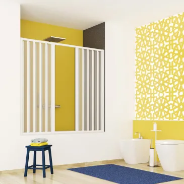 Oben PVC-Badewanne mit zentralem Eingang, zwei Türen