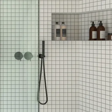 Ensemble pommeau de douche rond noir et support avec sortie d'eau