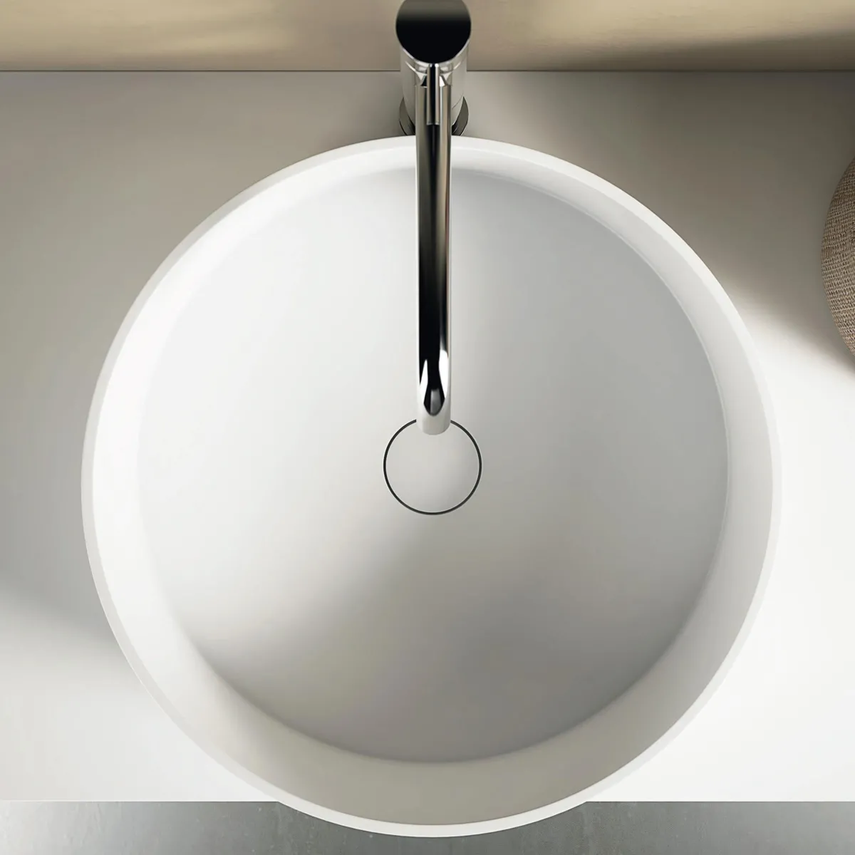 Vasque ronde blanche mate 38 cm de hauteur, 10 cm de profondeur, en surface solide.