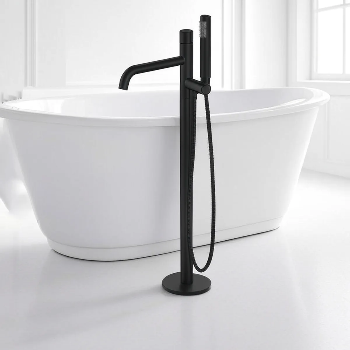 Miscelatore vasca a pavimento nero opaco o cromato