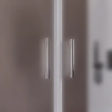 Dettaglio della chiusura magnetica centrale delle ante a saloon, garantisce una chiusura ermetica e un perfetto allineamento.
