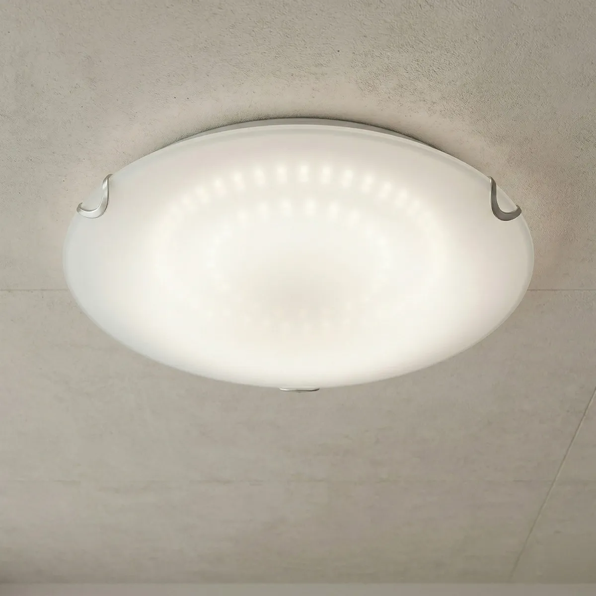 Particolare diffusore in vetro bianco e finitura cromata lampada da soffitto elegante.