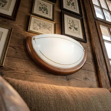 Klassische Applikation, weiße Glasblende, Holzrahmen, klassische Lampe E27