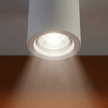 Weißer Einbaustrahler mit einfacher zylindrischer Form GU10