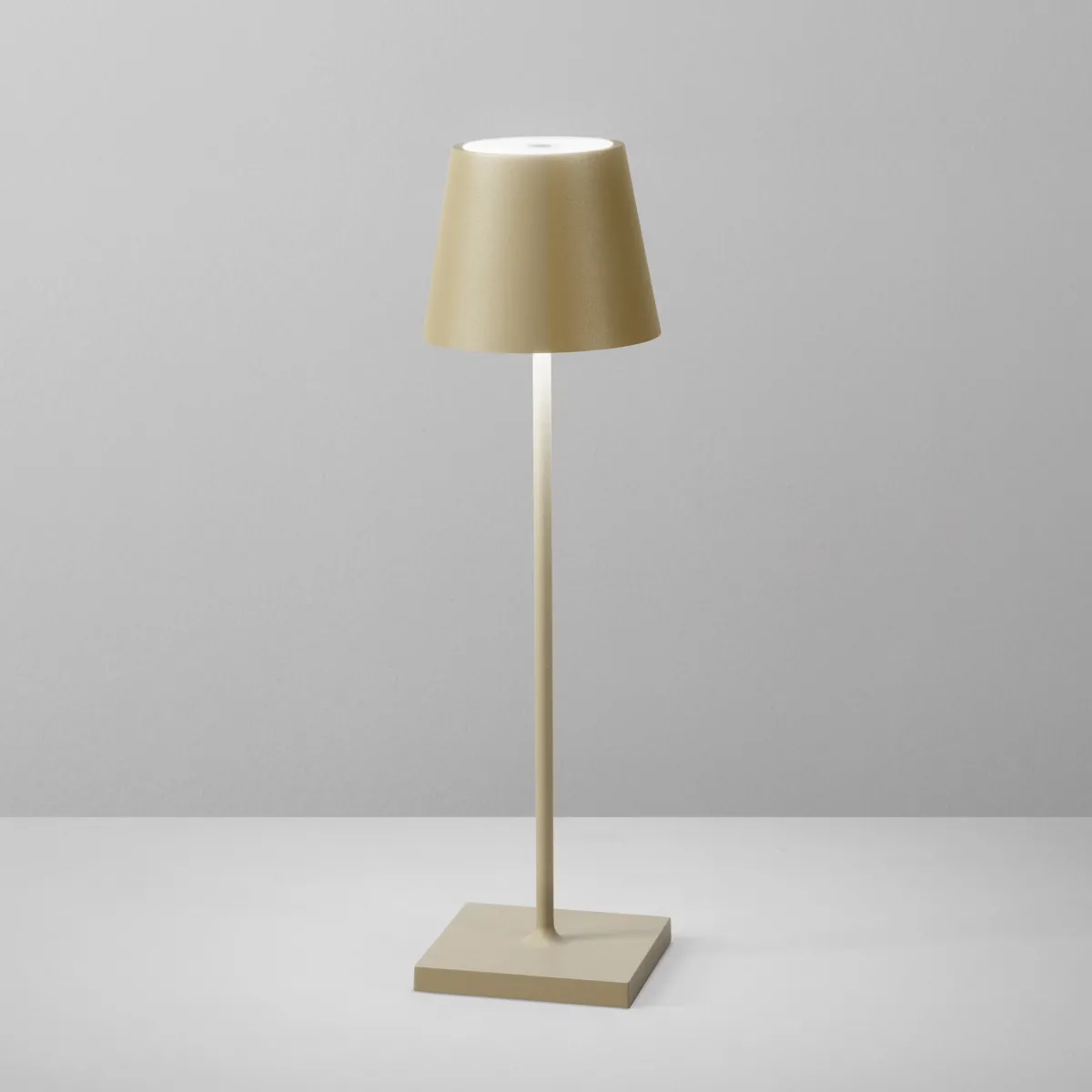 LAMPADA DA TAVOLO RICARICABILE LED DRINK ORO 2,2W 190LM 3000K DIMM. IP54 10X36CM