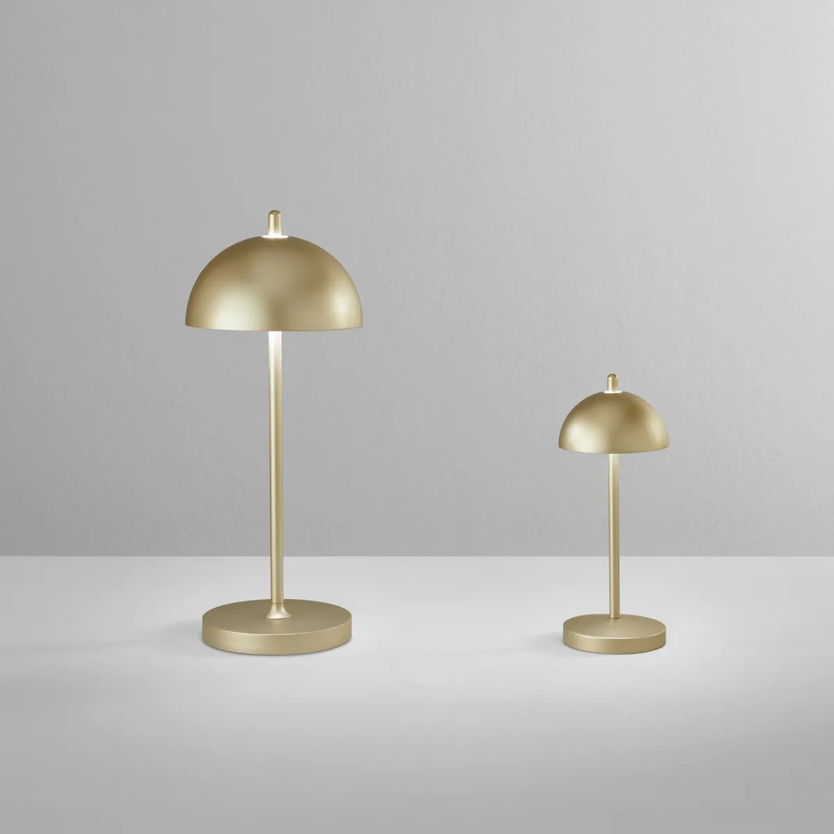 LAMPADA DA TAVOLO RICARICABILE LED PARTY ORO 2,5W 350LM 3000K DIMM. IP44 13x30CM