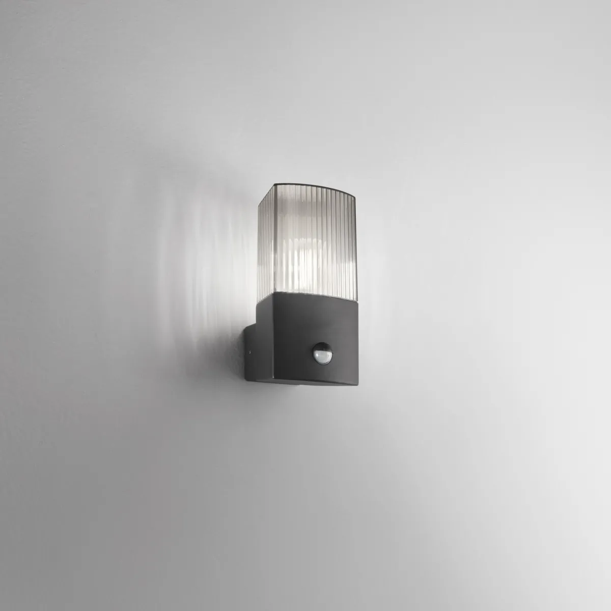 APPLIQUE DARK ANTRACITE/FUME' 1XE27 IP54 CON SENSORE 10,6X11,9X21,8CM