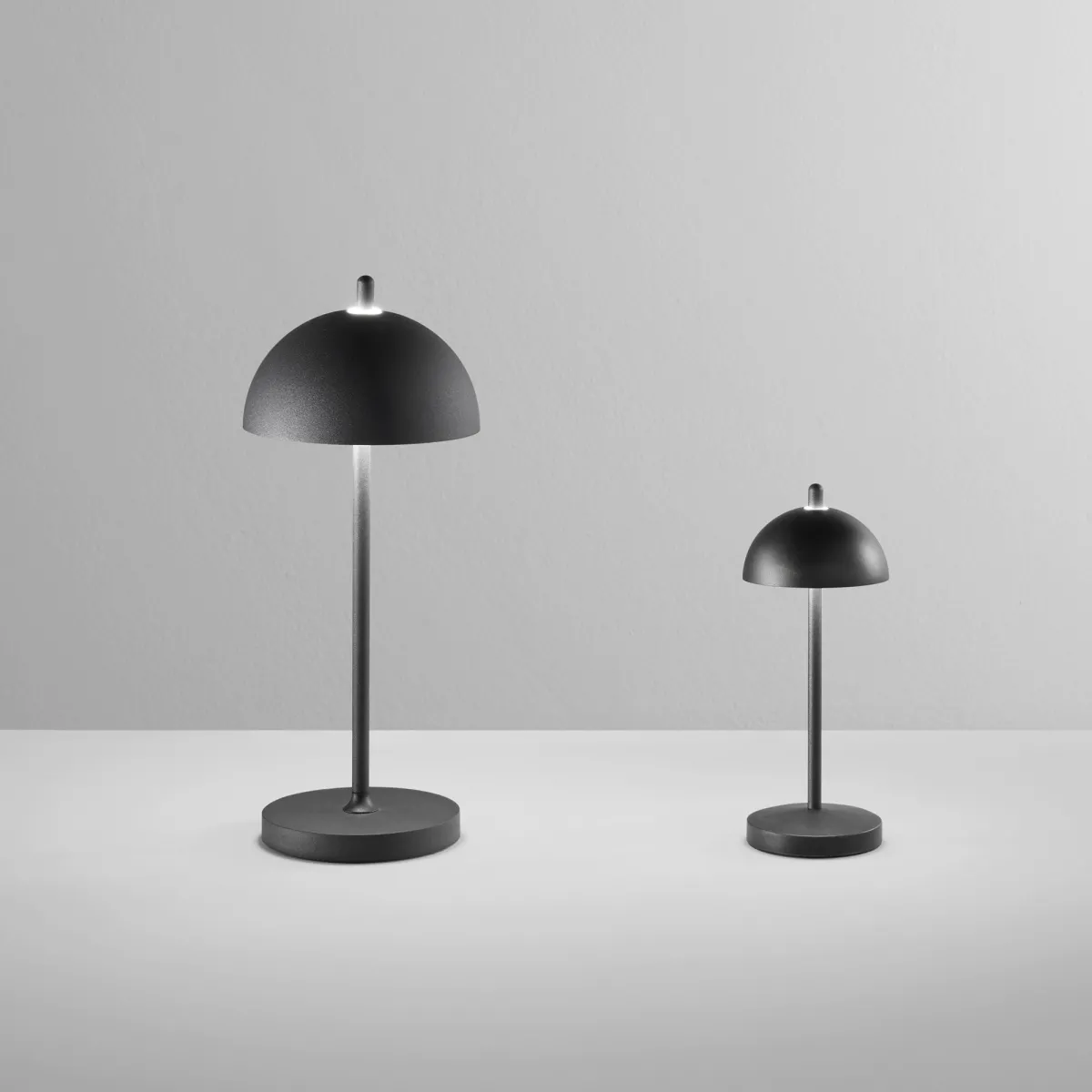 LAMPADA DA TAVOLO RICARICABILE LED PARTY NERA 2,5W 350LM 3000K DIMM. IP44 13x30CM