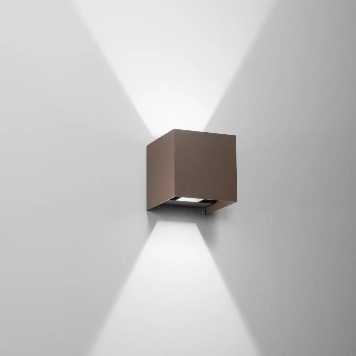 APPLIQUE BIEMISSIONE LED ALFA BRONZO 2X10W 1800LM CCT...