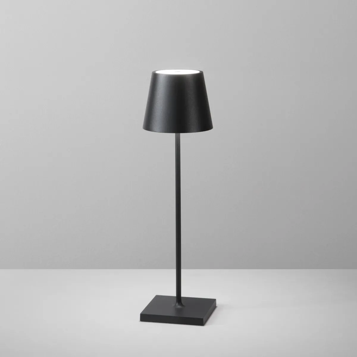 LAMPADA DA TAVOLO RICARICABILE LED DRINK NERA 2,2W 190LM 3000K DIMM. IP54 10X36CM