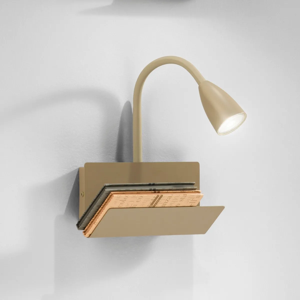 APPLIQUE GULP FLESSIBILE FANGO CON USB 2A 1XGU10 23X27X49CM