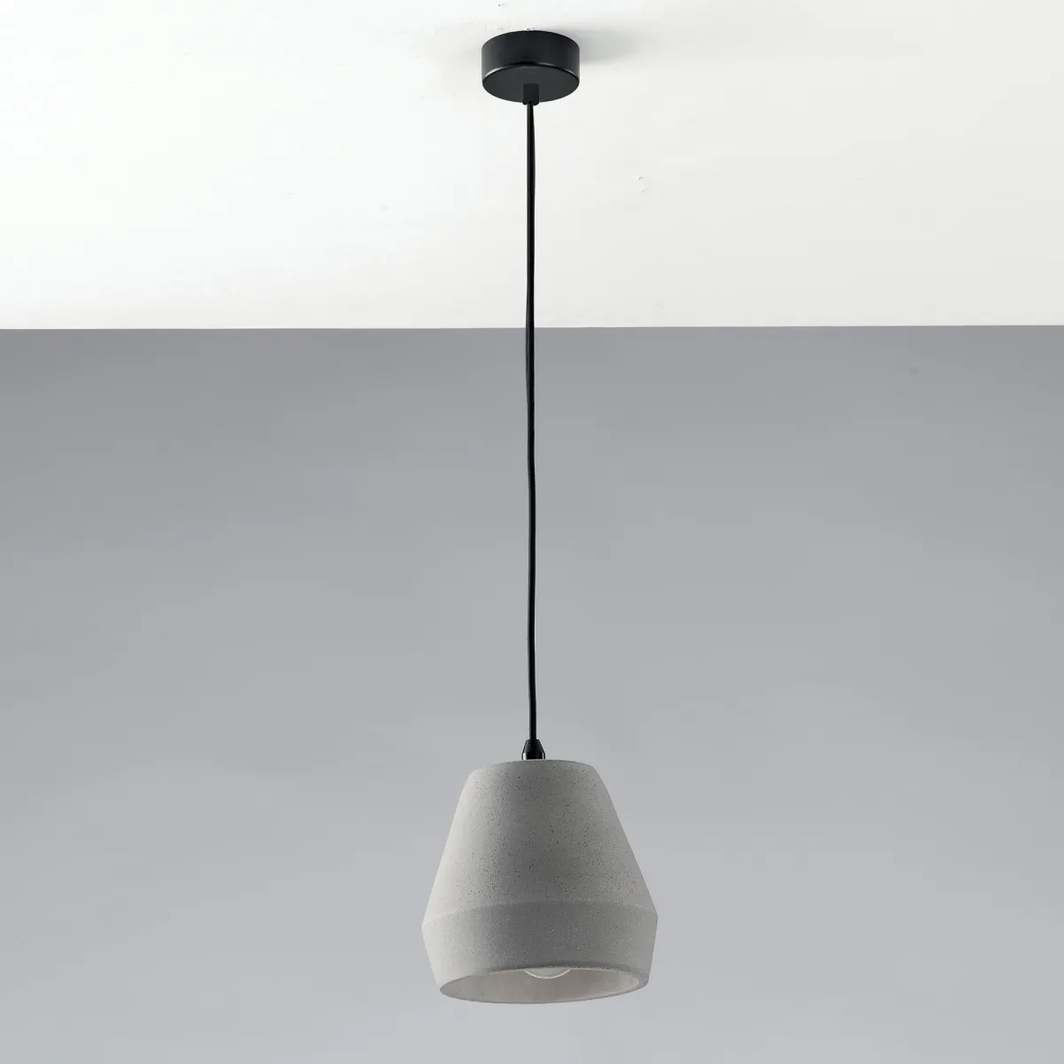 SOSPENSIONE ANDO FORMA GEOMETRICA GRIGIA 1XE27 18X150CM