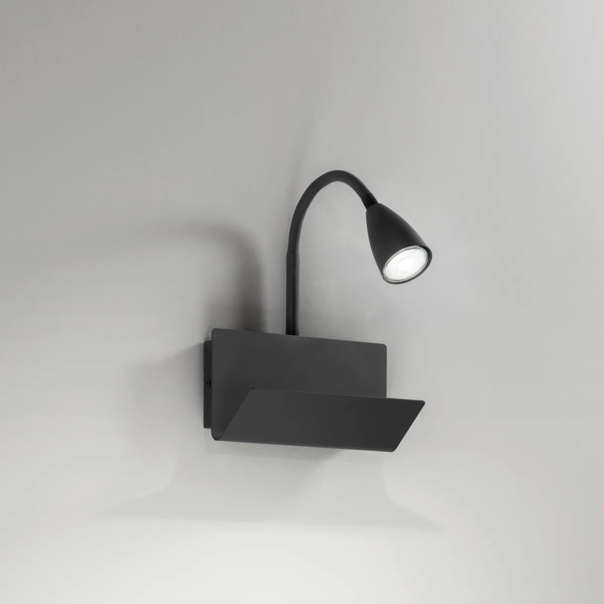 APPLIQUE GULP FLESSIBILE NERA CON USB 2A 1XGU10 23X27X49CM