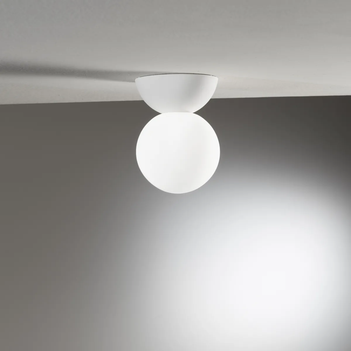 PLAFONIERA KISS SGERICA BIANCA 1XGU9 10X14CM