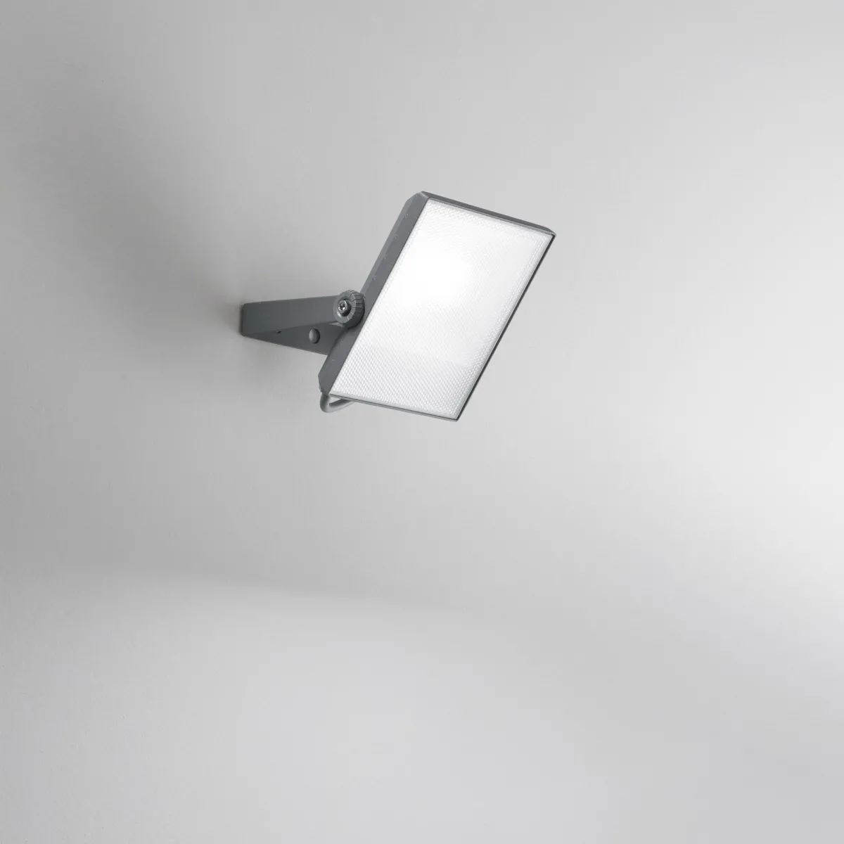 PROIETTORE LED AXEL SILVER 30W 3300LM CCT IP65 17,3X4,1X22CM