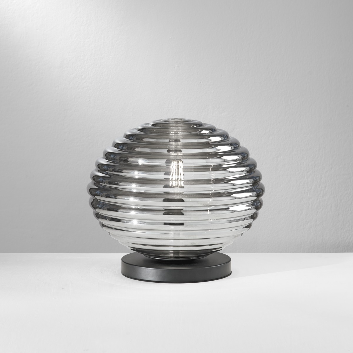 Schwarzer Wellentisch, 1xE27, 32x32x28 cm