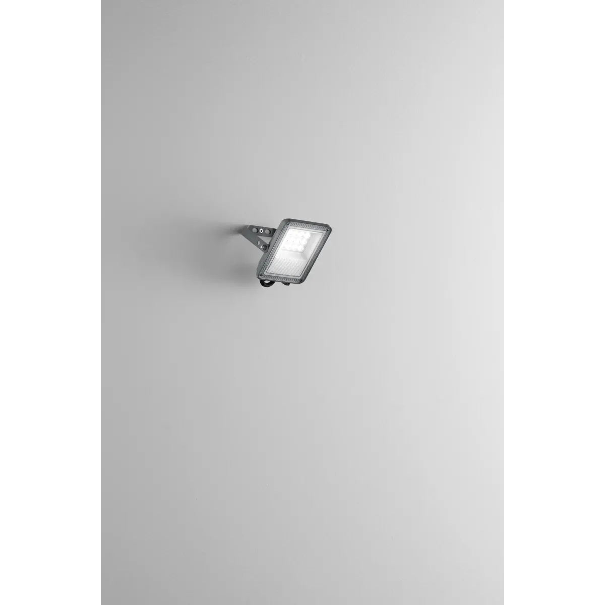 PROIETTORE LED ESUS SILVER 10W 1000LM CCT IP65 10,9X15X2,6CM