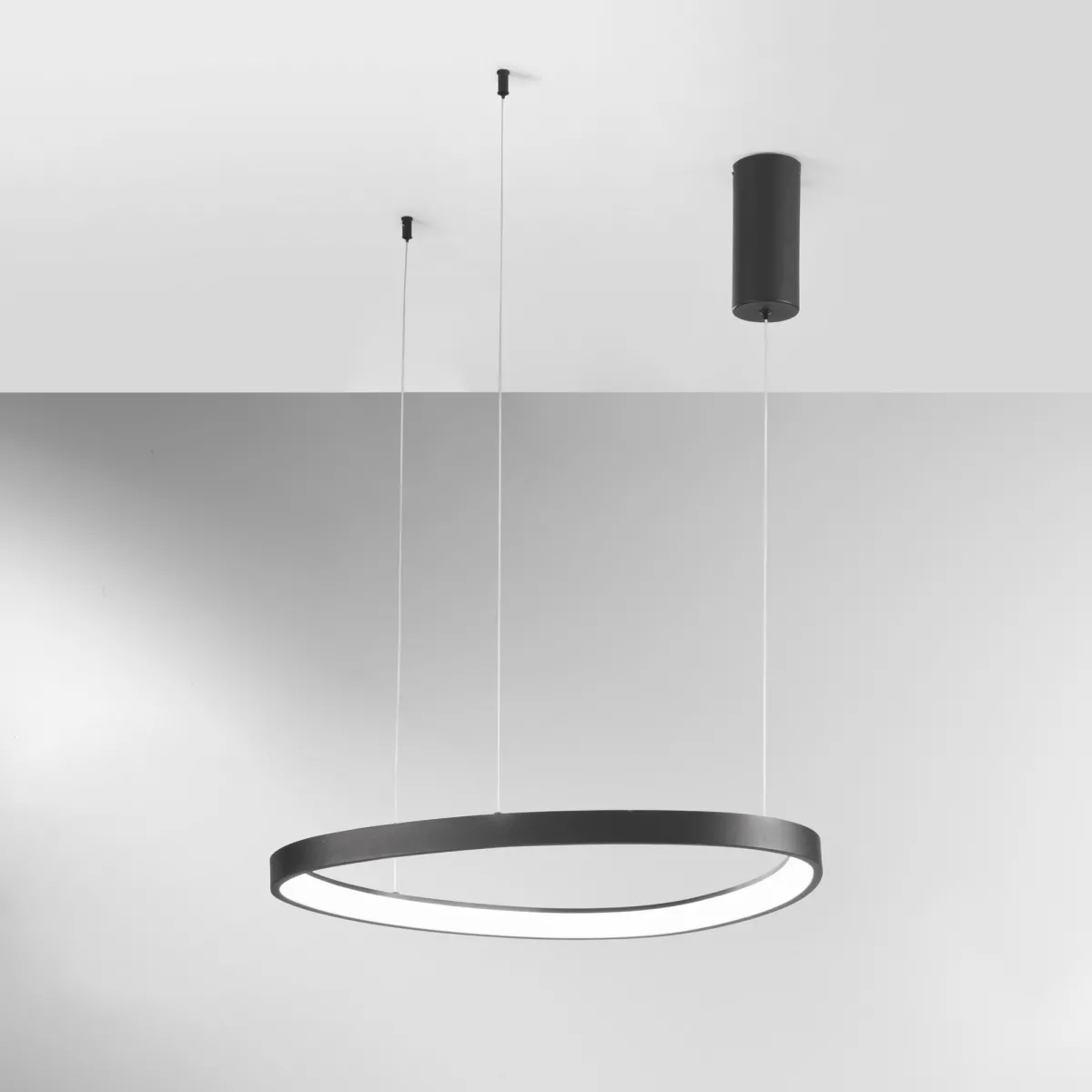 Suspension LED noire KLAPTON 58W 8360LM CCT 65X3.5X150CM