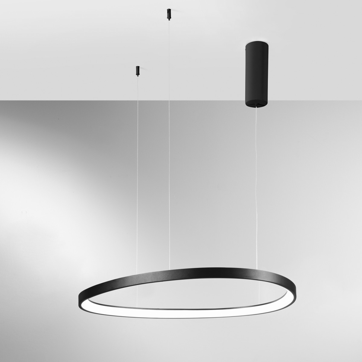 Suspension LED noire KLAPTON 80W 11440LM CCT 85X3,5X150CM