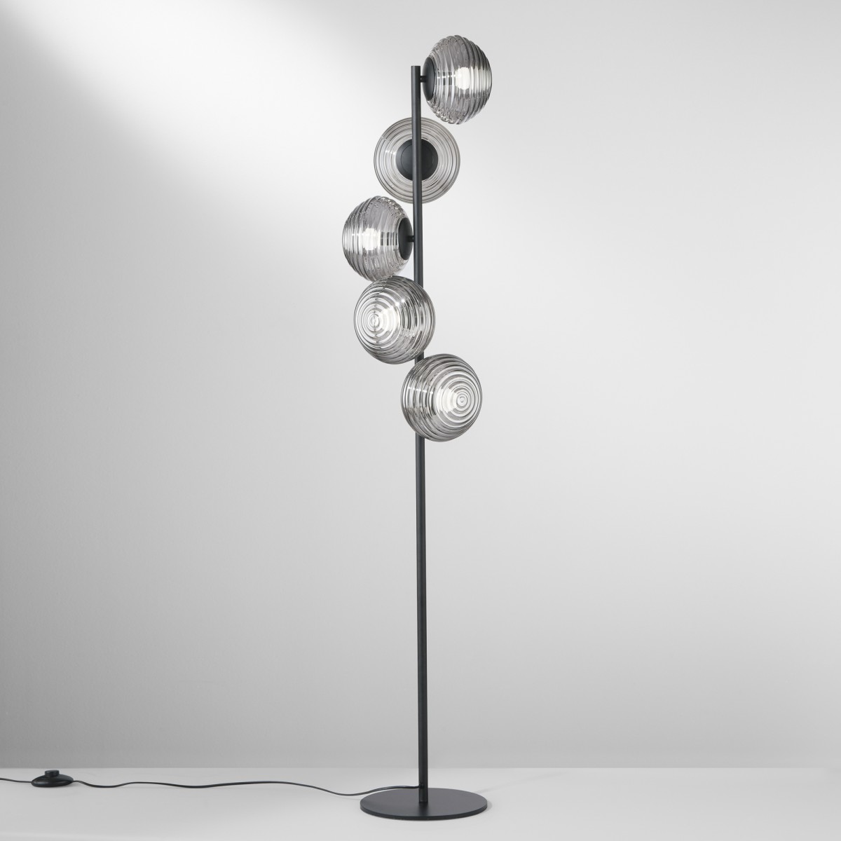Schwarze Wellen-Stehleuchte 5xE27 32,5x32,5x160cm