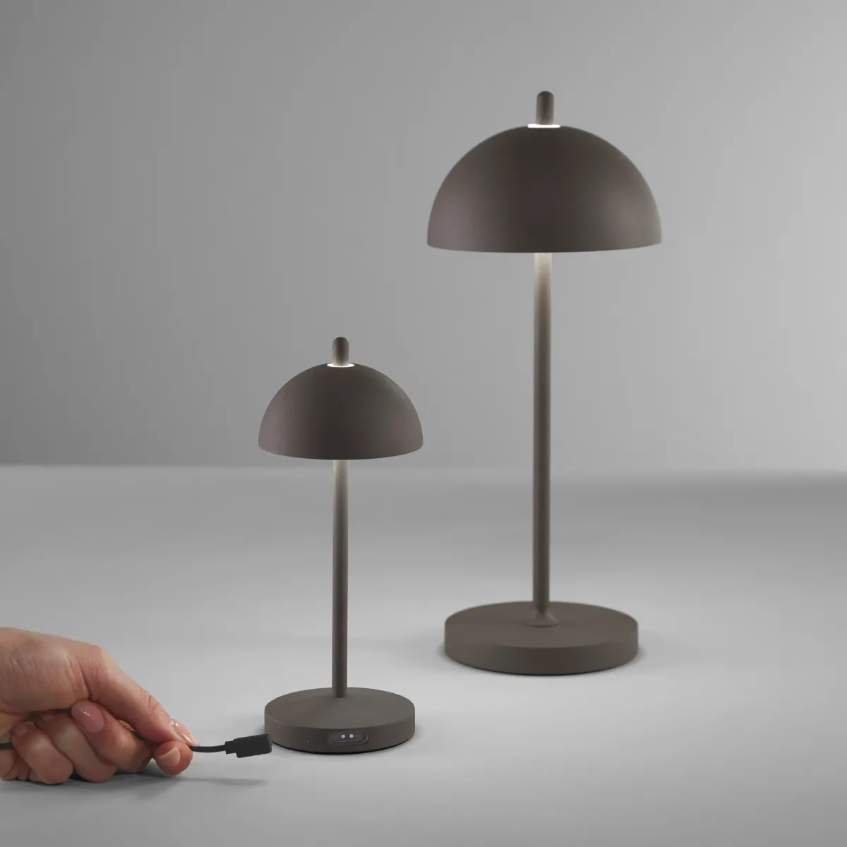 LAMPADA DA TAVOLO RICARICABILE LED PARTY BRONZO 1,5W 134LM 3000K DIMM. IP44 8X19,8CM