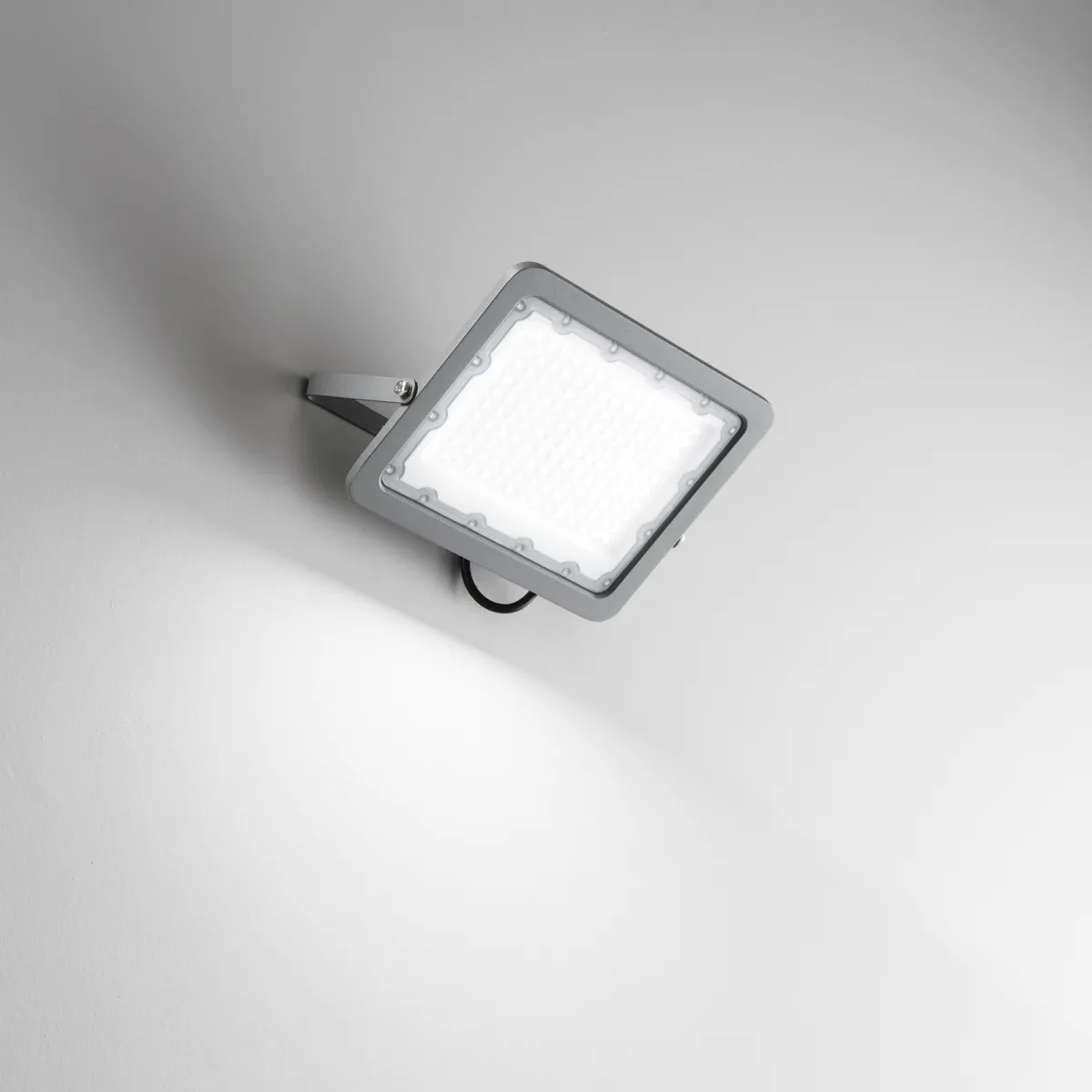 PROIETTORE LED ATHOS GRIGIO 100W 10115LM 4000K IP65 29,05X1,85X21,41CM