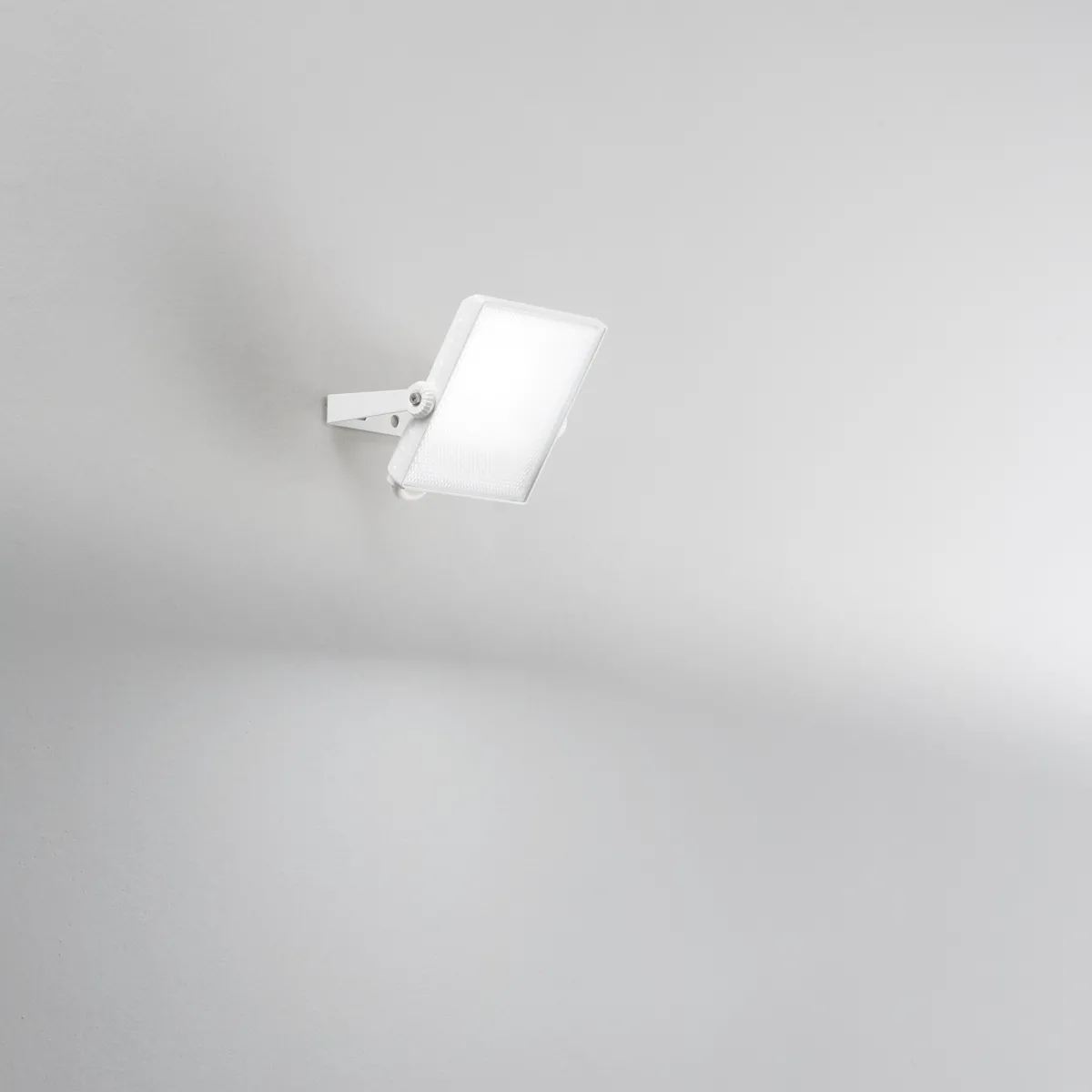 PROIETTORE LED AXEL BIANCO 20W 2200 CCT IP65 13,7X3,6X15,8CM