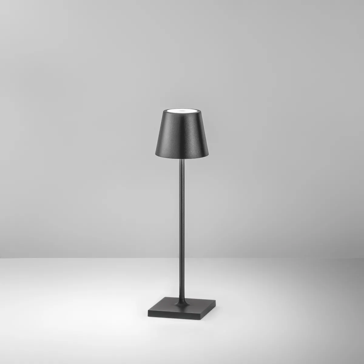 LAMPADA DA TAVOLO RICARICABILE LED DRINK NERA 1,5W 165LM 3000K DIMM. IP54 7X25CM