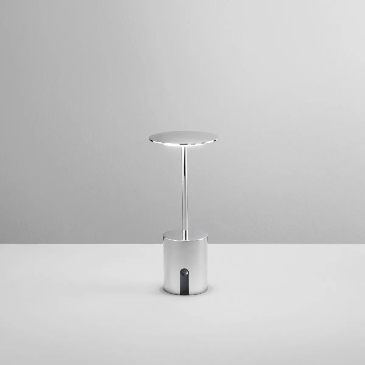 LAMPADA DA TAVOLO RICARICABILE LED LIBERTY CROMO 2W 300LM 3000K DIMM. IP44 10X22CM