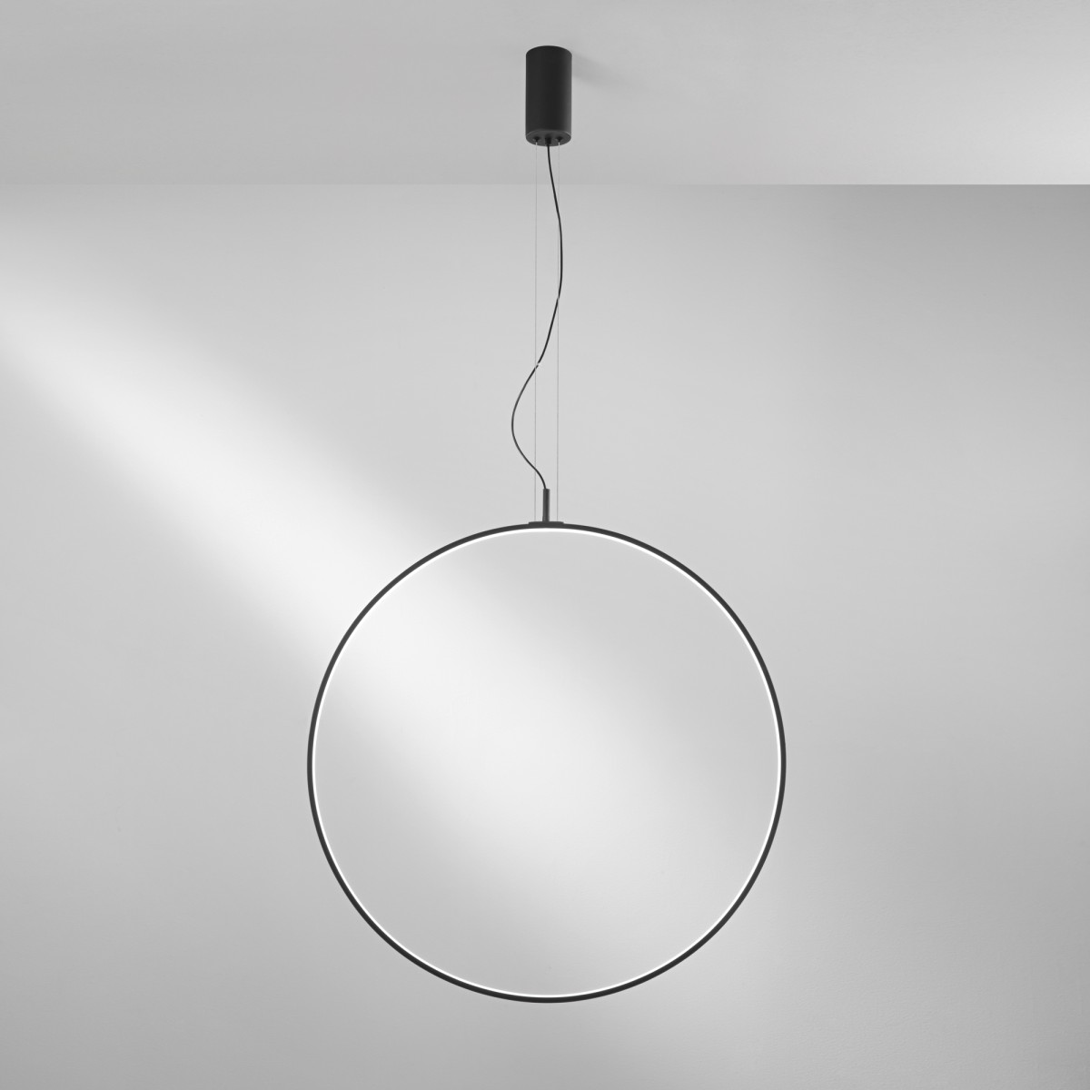 Suspension LED TOORX noire 40W 4400LM CCT 80X2CM