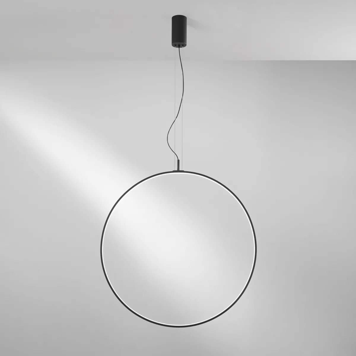 Suspension LED TOORX noire 40W 4400LM CCT 80X2CM