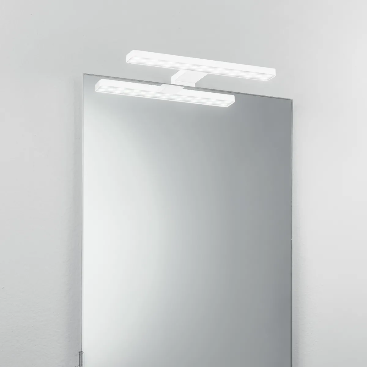 APPLIQUE LED CRUISE BIANCO FISSAGGIO PARETE/SPECCHIO 5,2W 550LM 4000K IP44CM 28x8x11CM