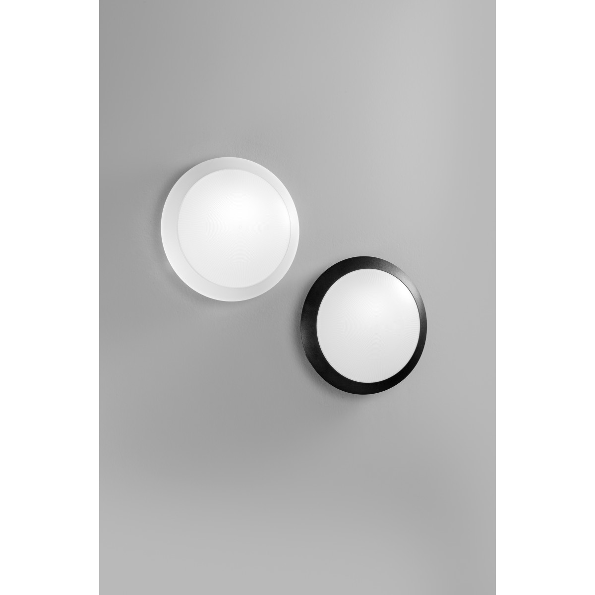 PLAFONIERA ALYCE NERA IN PLASTICA ANTI UV ANTINCENDIO CON...