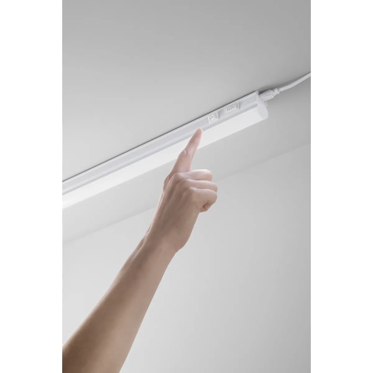 BARRA LED T5 BIANCO 8W 784LM CCT 57X3,54x2,39CM