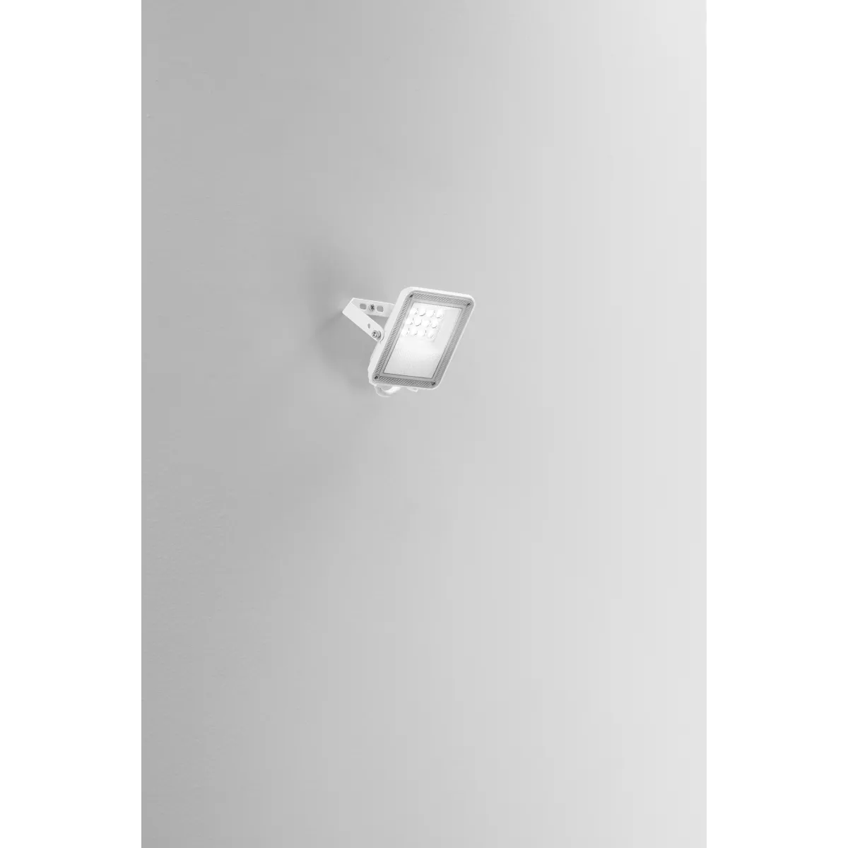 PROIETTORE LED ESUS BIANCO 10W 1000LM CCT IP65 10,9X15X2,6CM