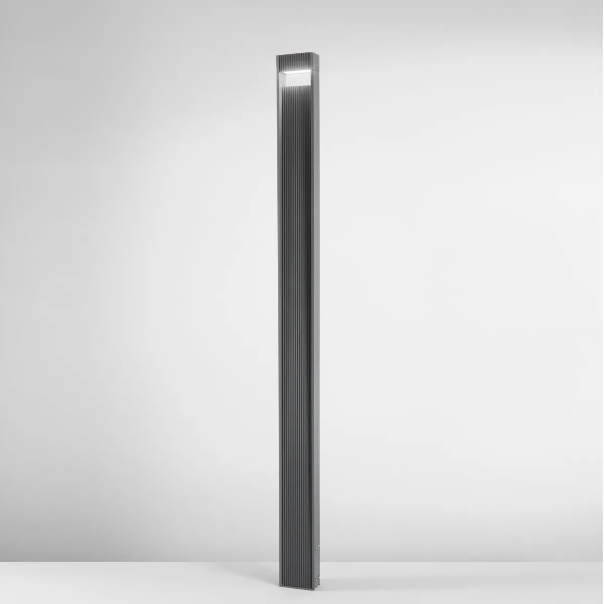 LUMINA ANTHRACITE 26W 3500LM 3000K IP65 17X80X230CM