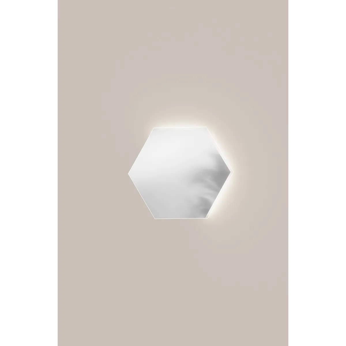 Specchio EXA esagonale con illuminazione a LED, bordo satinato, CCT 2 temperature, pellicola antideflagrante, 60 cm